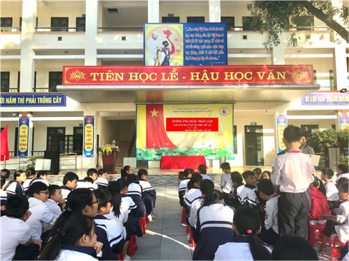 Trường THCS Trung Mầu tổ chức cho học sinh  tìm hiểu Pháp luật  với các chủ đề: giao thông, luật trẻ em, phòng tránh TNXH,... nhân ngày Pháp luật Việt Nam